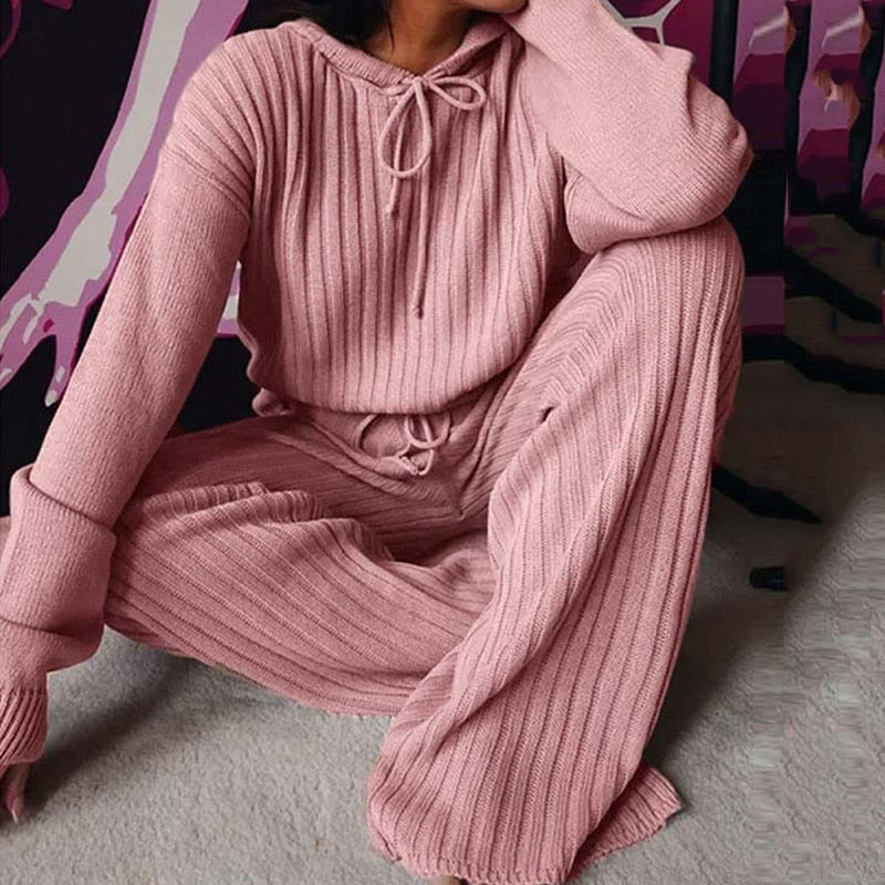 Frau in rosa Strickpullover und Hose, gemütliches Lounge-Set, modisch, bequem, Herbstmode.