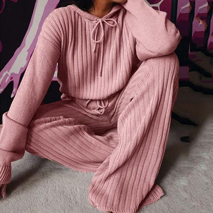 Frau in rosa Strickpullover und Hose, gemütliches Lounge-Set, modisch, bequem, Herbstmode.