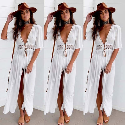 Frau in weißem Maxikleid mit Spitze, braunem Hut, Sommermode, Boho-Stil, elegantes Outfit.