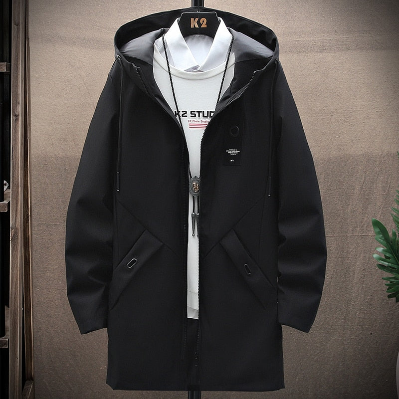 Schwarzer Herrenmantel mit Kapuze, Reißverschluss, lässiger Stil, ideal für Herbstmode.