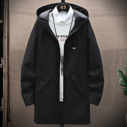 Schwarzer Herrenmantel mit Kapuze, Reißverschluss, lässiger Stil, ideal für Herbstmode.