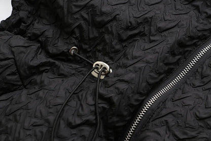 Schwarze Jacke mit Kordelzug, Reißverschluss, strukturierte Oberfläche, modisch, Unisex.