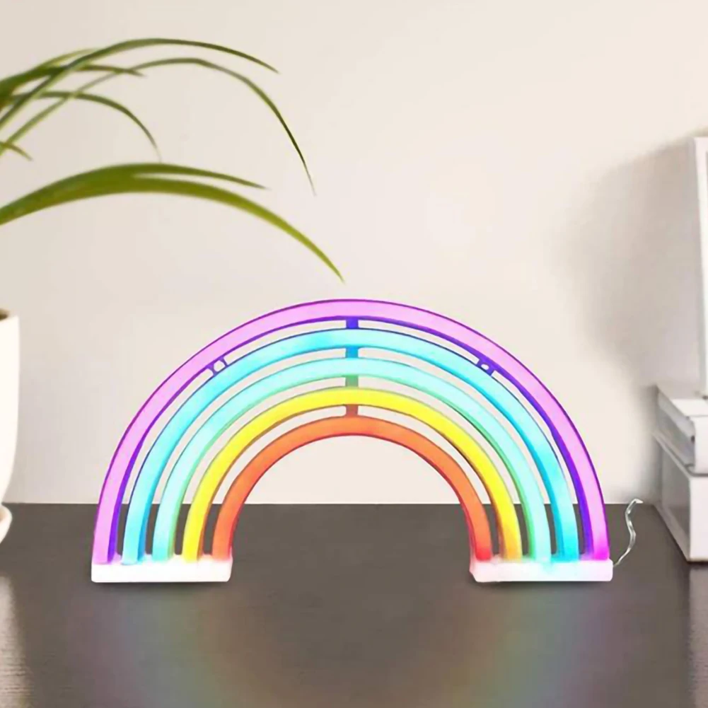 Neon-Regenbogenlampe auf Tisch, bunte LED-Dekoration, modernes Wohnaccessoire.