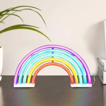 Neon-Regenbogenlampe auf Tisch, bunte LED-Dekoration, modernes Wohnaccessoire.