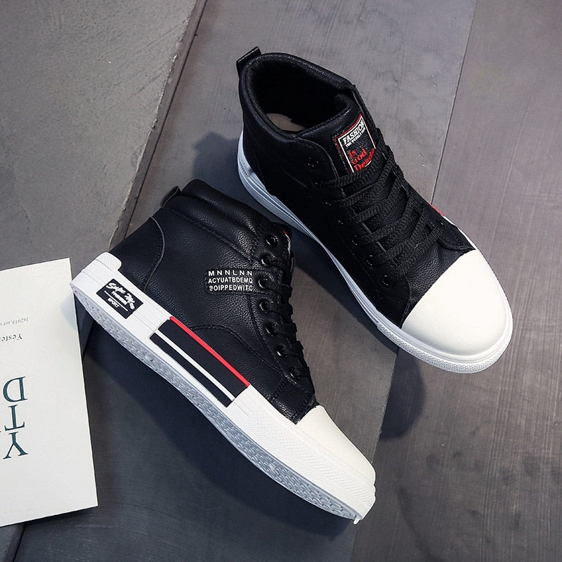 Schwarze High-Top-Sneaker mit weißer Kappe, Leder, modisch, Herren, Straßenschuhe.