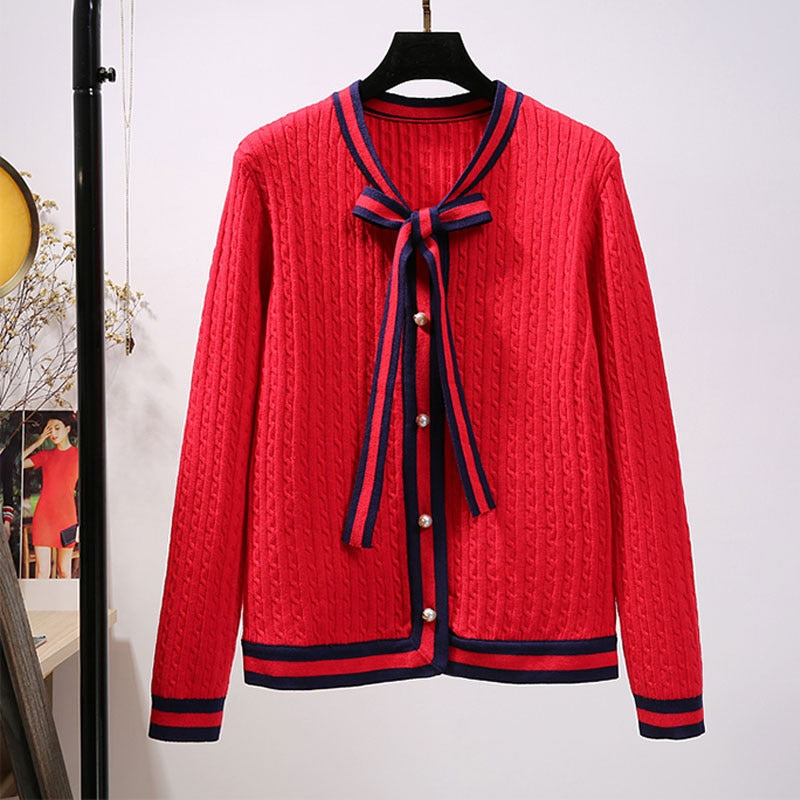 Roter Strickcardigan mit Schleife, Damenmode, elegante Strickjacke, Herbstbekleidung.