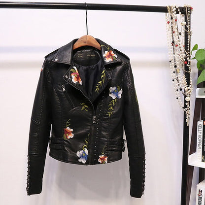 Höstlig broderad damkonstläderjacka i bikerstil – Eleonora