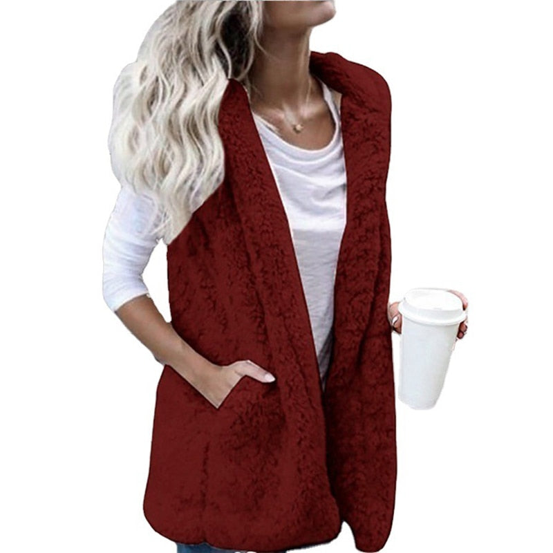 Damenweste rot, flauschig, ärmellos, Herbstmode, lässig, mit Taschen, Kaffeetasse.