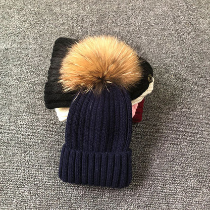 Dunkelblaue Strickmütze mit Kunstfellbommel, Wintermode, warme Accessoires, Unisex.