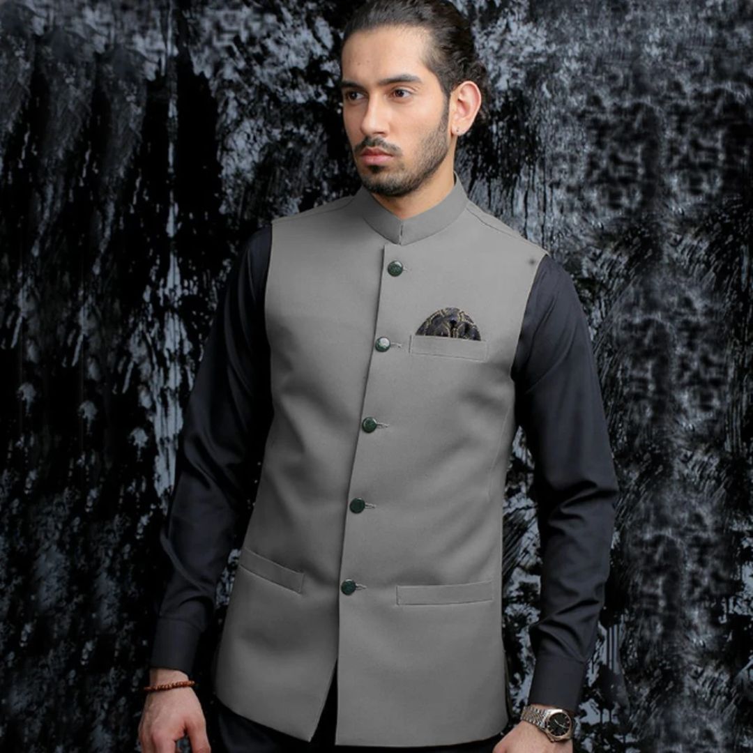 Graue Herrenweste mit Stehkragen, schwarze Knöpfe, elegantes Design, formelle Herrenmode.