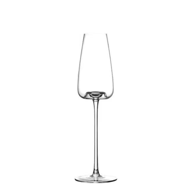 Ensamt, smalt champagneglas med lång stjälk och rund fot mot vit bakgrund 12