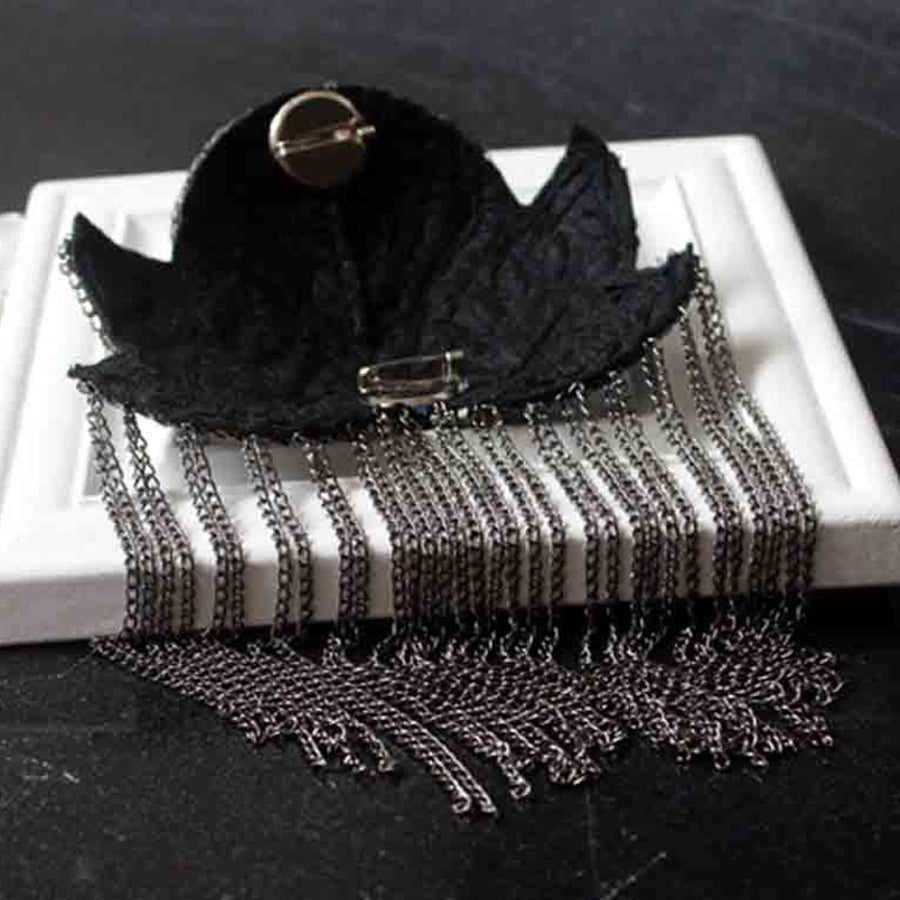 Handgemachte schwarze Strass-Kette mit Quasten, Epaulette, Metallbrosche, Militärstil.