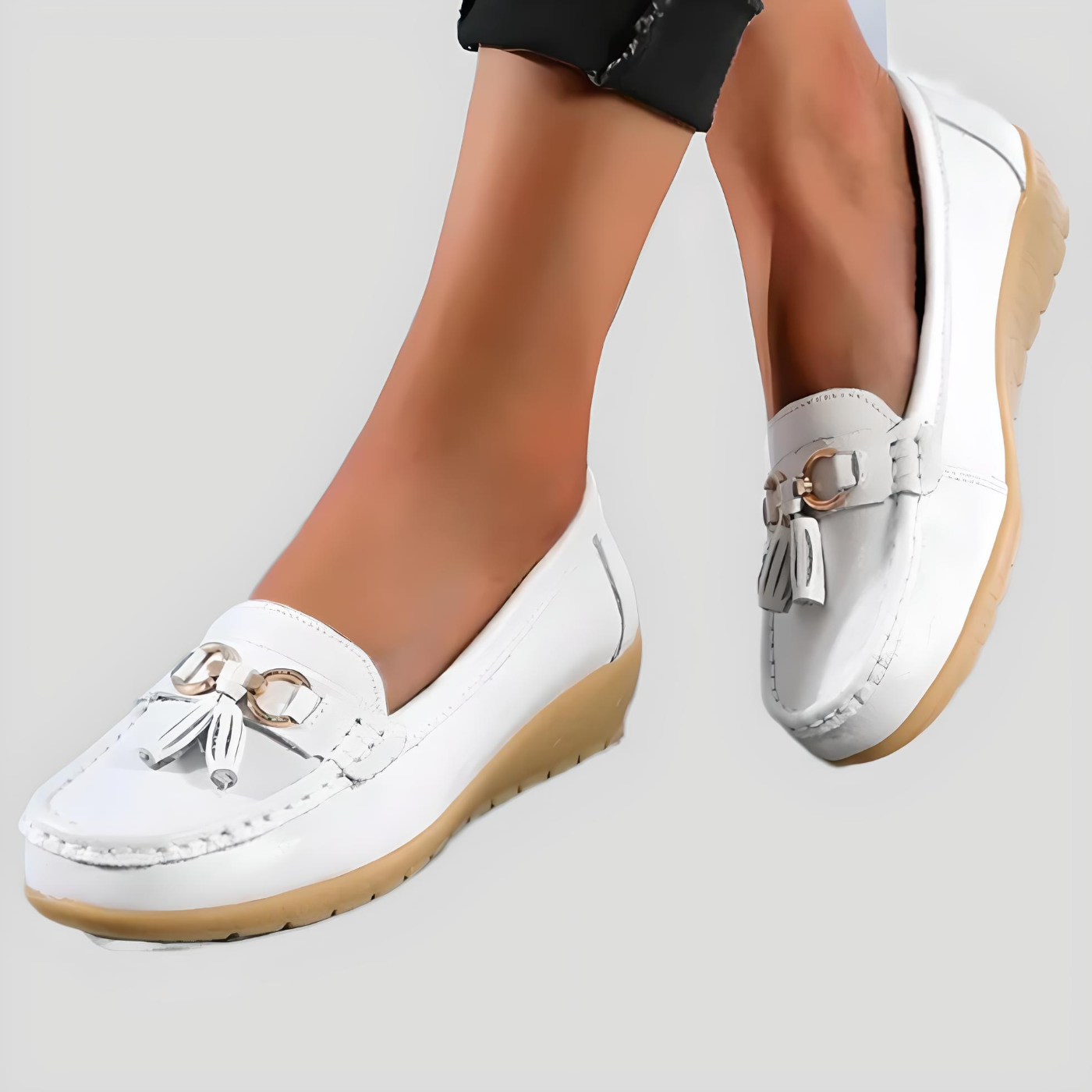 Weiße Damen-Loafer aus Leder mit Quasten, rutschfeste Sohle, elegantes Design, bequem.