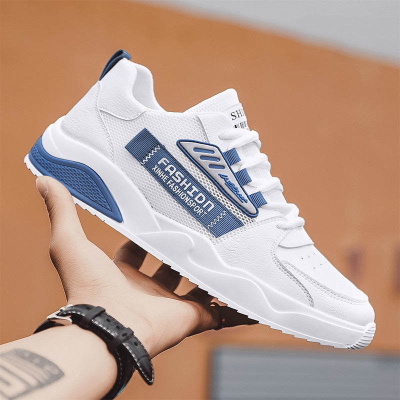 Weiße Sneaker mit blauen Akzenten, atmungsaktiv, sportlich, modisch, Herren-Freizeitschuh.