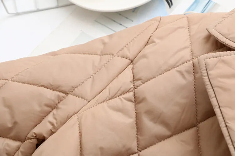 Beige gesteppte Jacke, Detailansicht, modisch, warm, Winterbekleidung, hochwertiges Material.