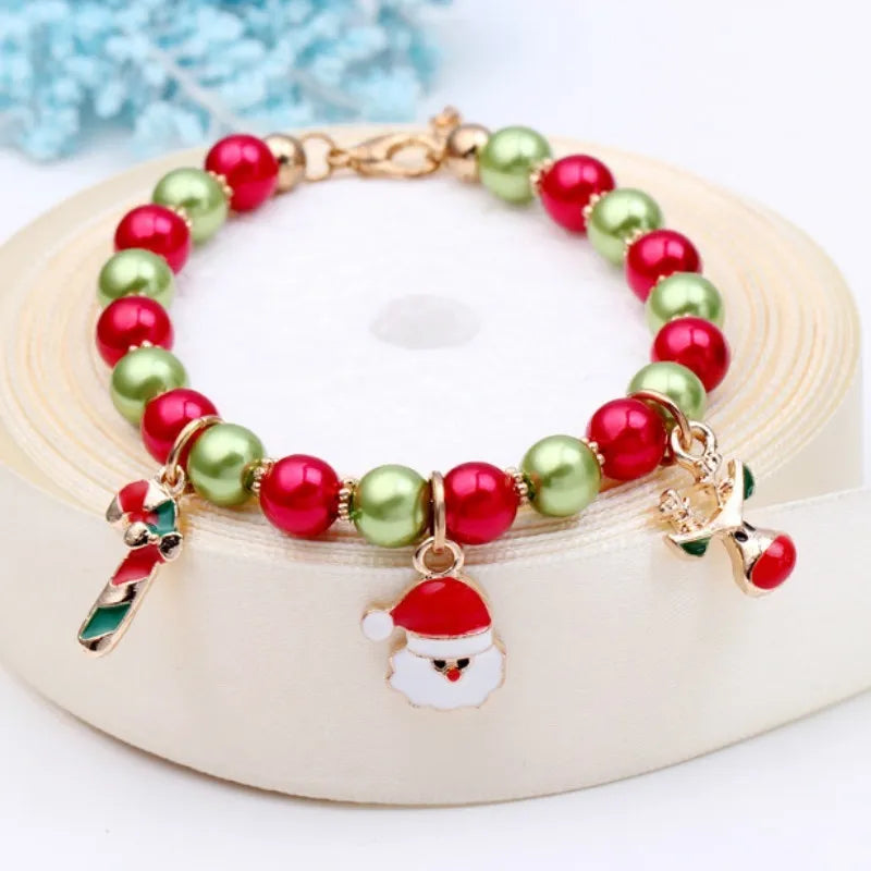 Weihnachtsarmband mit roten und grünen Perlen, Santa-Anhänger, festlicher Schmuck.