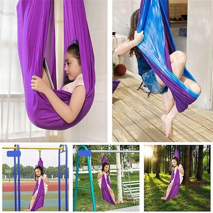 Mädchen in lila und blauer Hängematte, Indoor-Outdoor-Schaukel, sensorisches Spielzeug.