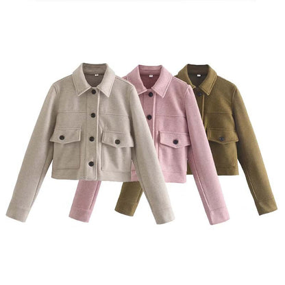 Drei Damenjacken, beige, rosa, olivgrün, mit Knöpfen, Taschen, Herbstmode.