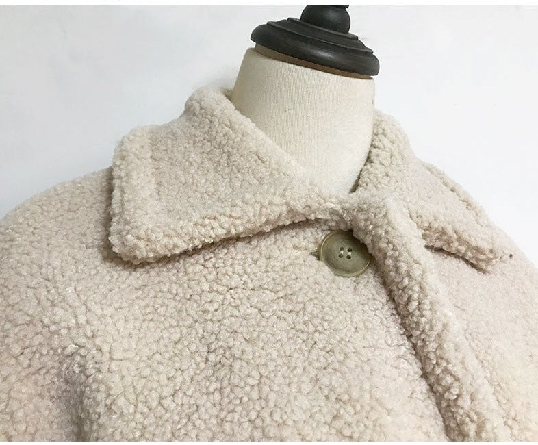 Beige Damen Teddyjacke aus Fleece mit Knopfverschluss, kuschelig und warm für den Winter.