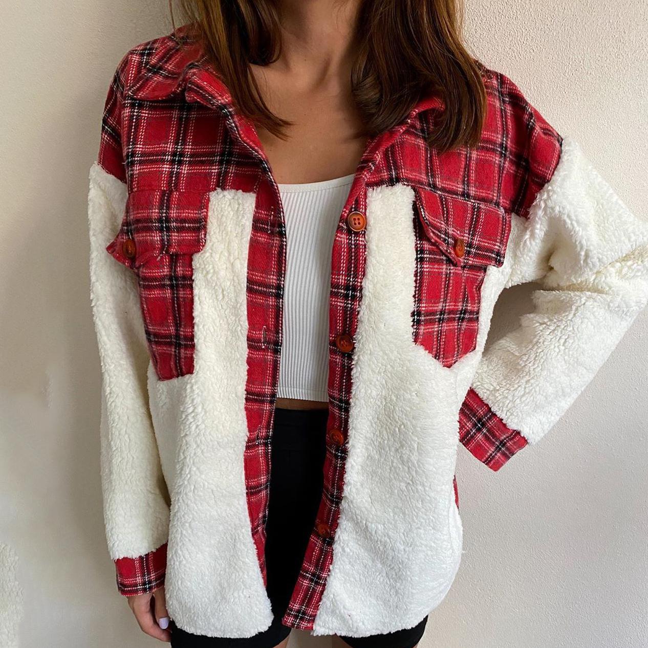 Damenjacke kariert rot-weiß, Fleece, warm, modisch, Herbstmode, Freizeitkleidung.
