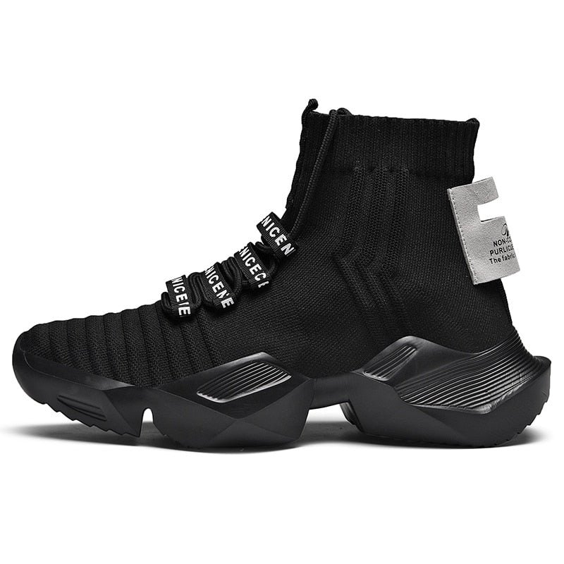 Schwarzer Sneaker mit hohem Schaft, modernem Design und Textdetails, ideal für Streetwear.