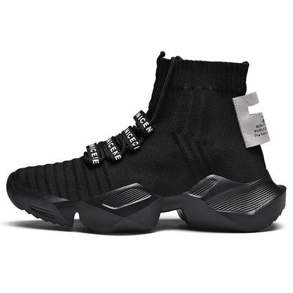 Schwarzer Sneaker mit hohem Schaft, modernem Design und Textdetails, ideal für Streetwear.