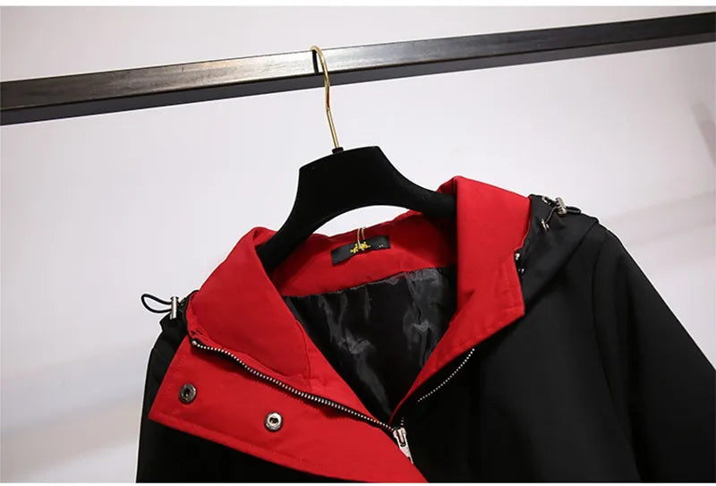 Schwarze Jacke mit rotem Kragen, Reißverschluss, Kapuze, Herrenmode, stilvoll, modern.