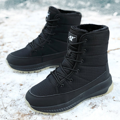 Schwarze wasserdichte Winterstiefel mit Schnürung auf Schnee, rutschfeste Sohle.