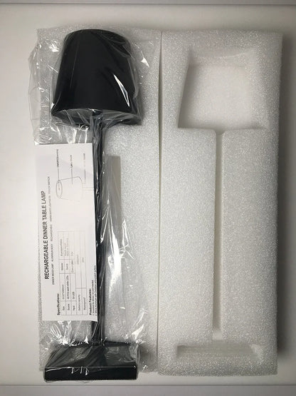 Schwarze wiederaufladbare Tischlampe, modern, verpackt in Schaumstoff, energiesparend.