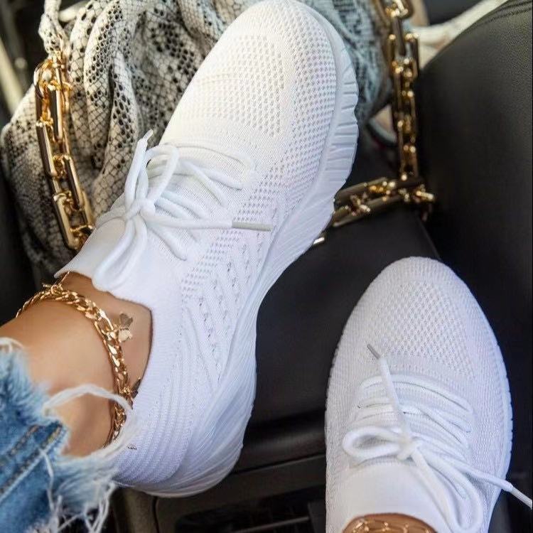 Weiße Damen-Sneaker, atmungsaktiv, Strickmaterial, modisch, mit goldener Fußkette.