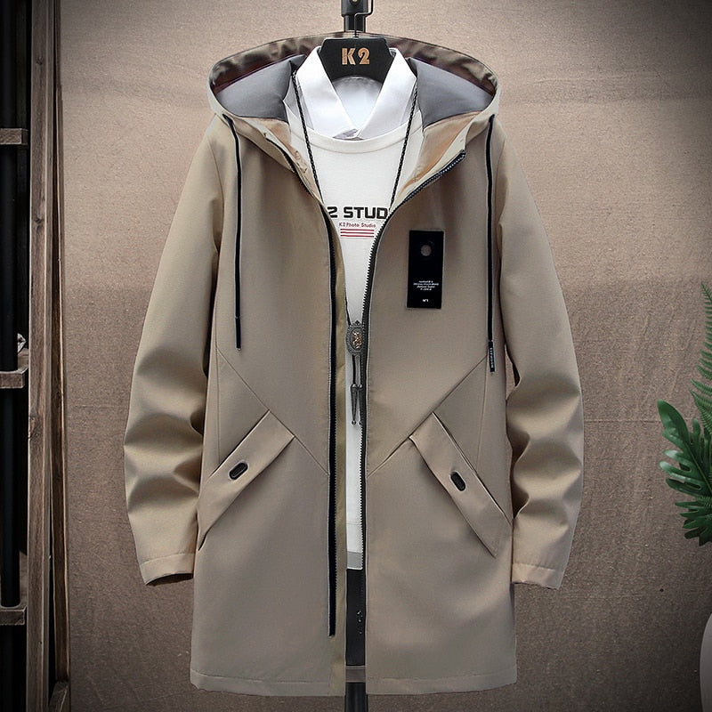 Beige Herrenmantel mit Kapuze, Reißverschluss, Taschen, lässig, modisch, Herbstmode.