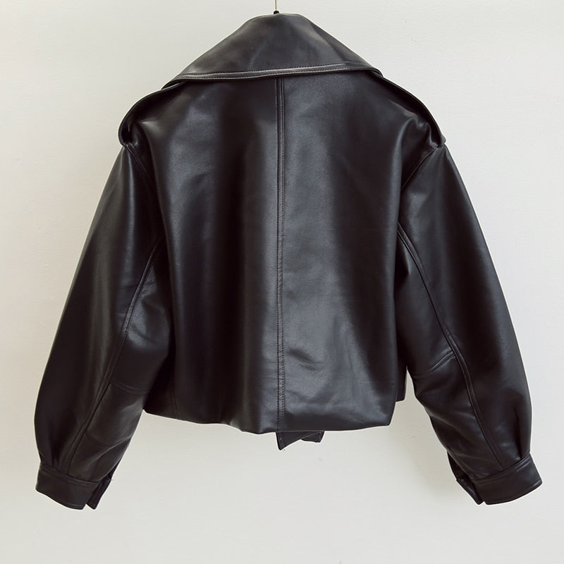 Schwarze Lederjacke, oversized, modisch, Damenbekleidung, Herbstmode, hochwertiges Material.