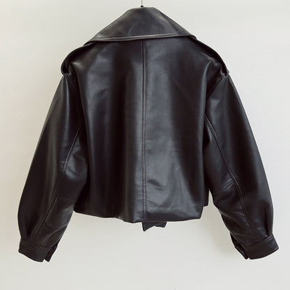 Schwarze Lederjacke, oversized, modisch, Damenbekleidung, Herbstmode, hochwertiges Material.