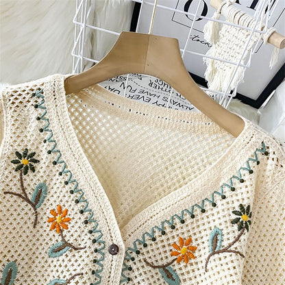 Beige Strickweste mit Blumenstickerei, Knöpfen, gehäkeltem Design, Damenmode, Boho-Stil.