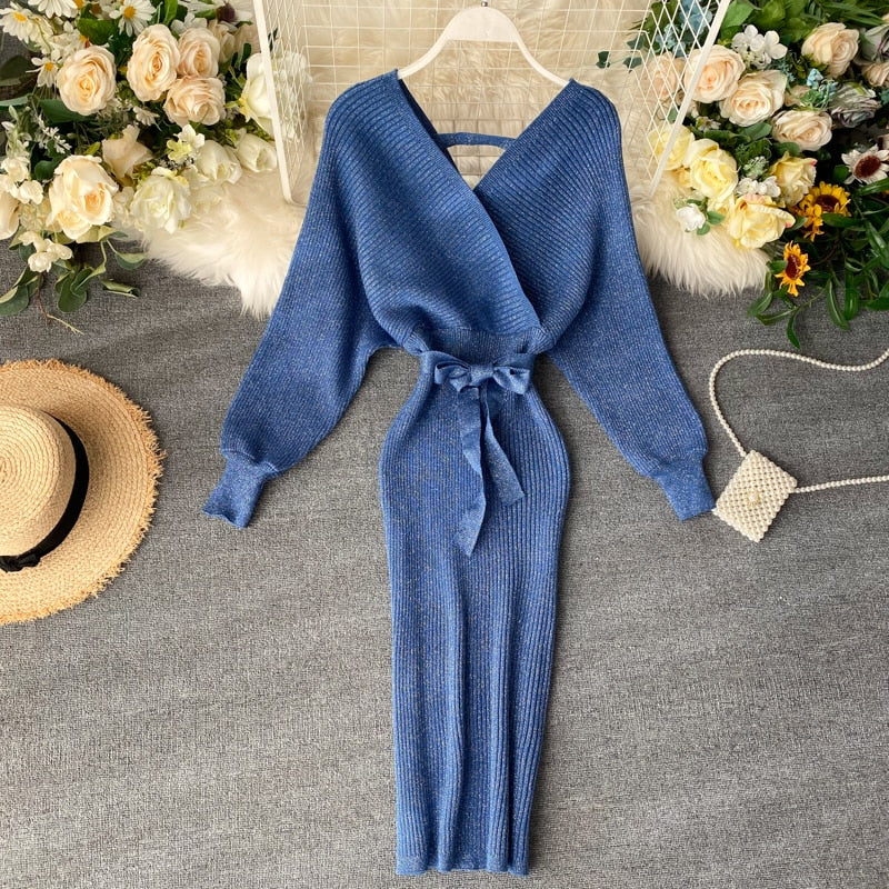 Blaues Strickkleid mit V-Ausschnitt und Gürtel, Damenmode, elegant, Herbst/Winter-Outfit.
