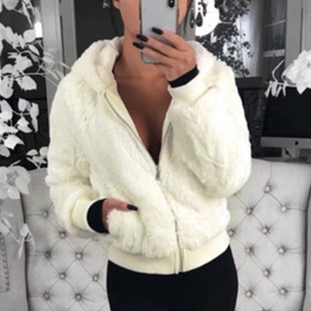 Frau in weißer Kunstpelzjacke mit Kapuze, modisch, elegant, Winterbekleidung, Selfie.