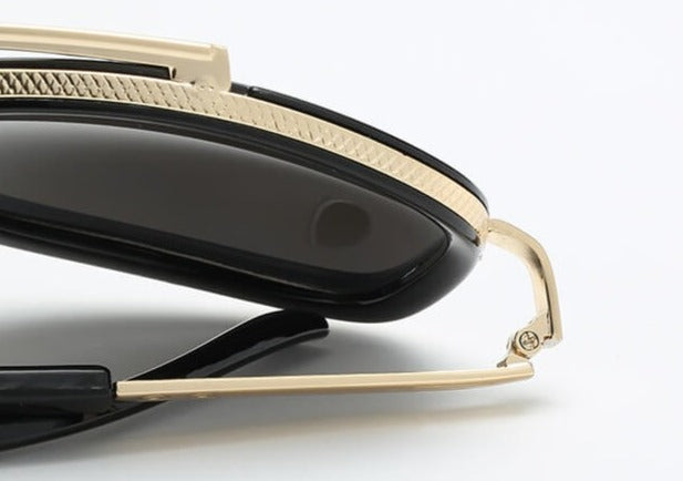 Schwarze Sonnenbrille mit goldenen Details, elegantes Design, modische Accessoires, Unisex.