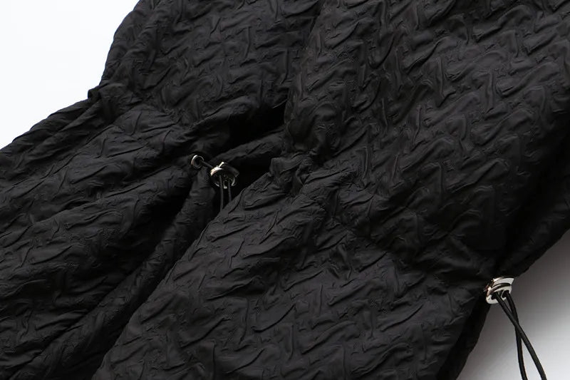 Schwarze, strukturierte Hose mit Kordelzug, modisch, elegant, Damenbekleidung, Textur-Design.