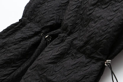 Schwarze, strukturierte Hose mit Kordelzug, modisch, elegant, Damenbekleidung, Textur-Design.