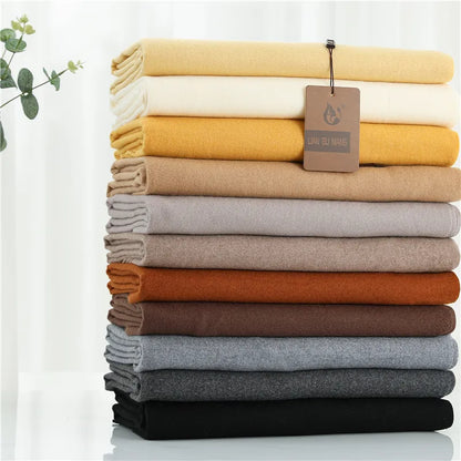 Gestapelte Wollschals in verschiedenen Farben, weiche Textur, Herbst-Winter-Accessoire.