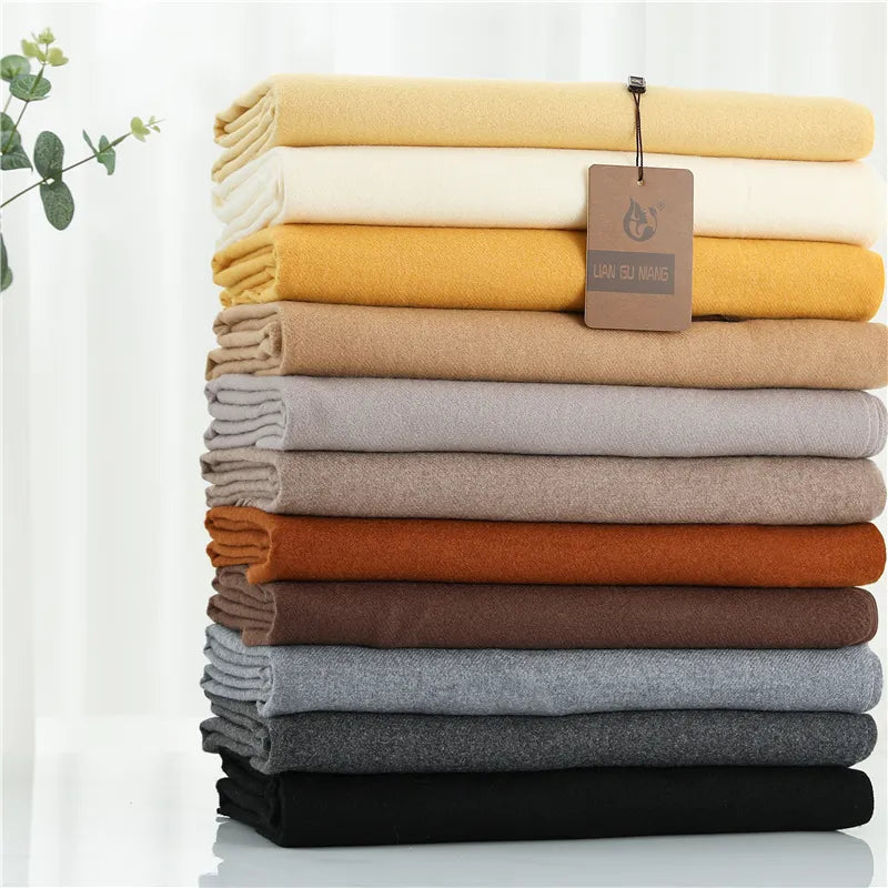 Gestapelte Wollschals in verschiedenen Farben, weiche Textur, Herbst-Winter-Accessoire.