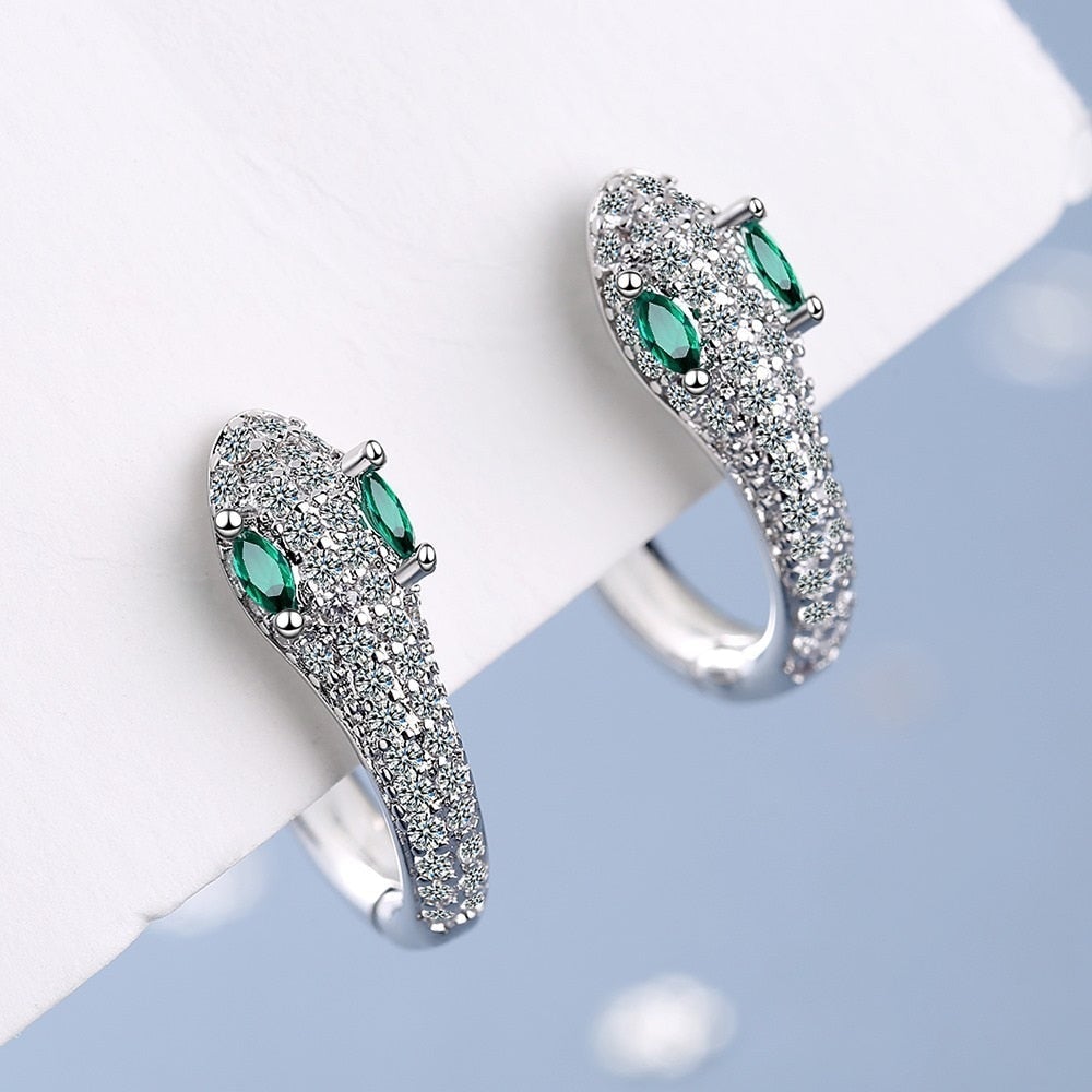 Silberne Schlangen-Ohrringe mit grünen Edelsteinen, funkelnde Zirkonia, eleganter Schmuck.