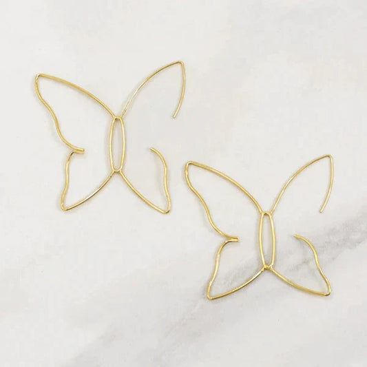 Goldene Schmetterling-Ohrringe, filigranes Design, Modeschmuck, elegant, Damenaccessoire.