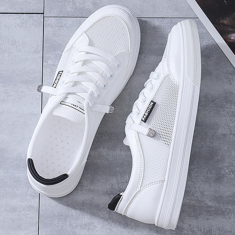 Weiße Sneaker aus Mesh und Leder, modisch, atmungsaktiv, rutschfest, für Herren.
