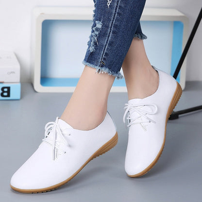 Weiße Damen-Sneaker aus Leder mit brauner Sohle, lässig, bequem, modisch.