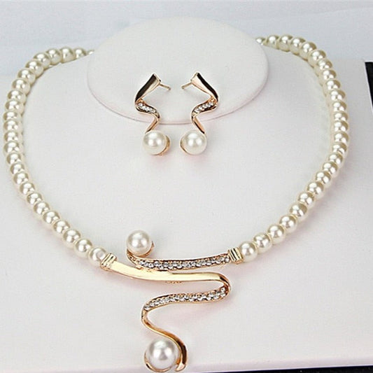 Perlenkette und Ohrringe Set, goldfarben, mit Strass und Perlen, eleganter Schmuck für Damen.