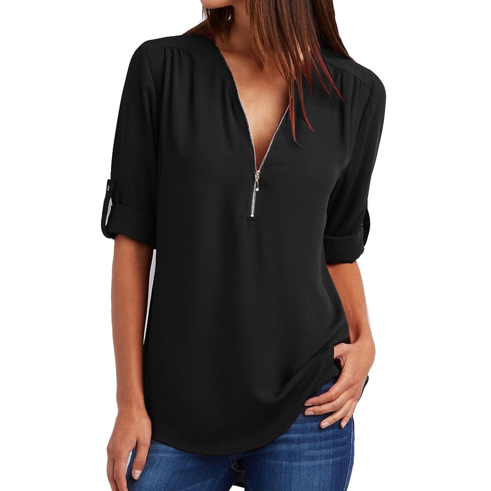 Frau in schwarzer Bluse mit Reißverschluss, 3/4-Ärmel, lässig, modisch, Damenmode.