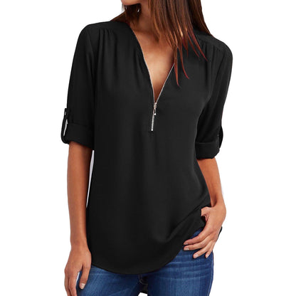 Frau in schwarzer Bluse mit Reißverschluss, 3/4-Ärmel, lässig, modisch, Damenmode.