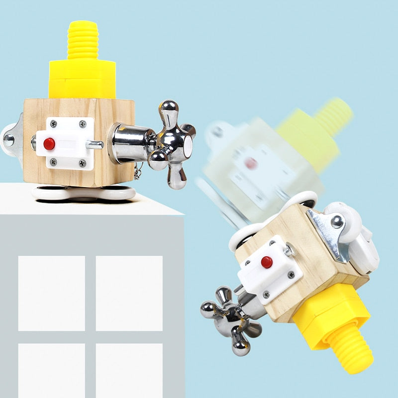 Holzspielzeug-Roboter mit gelbem Kopf, Metallarmen und Rädern auf blauem Hintergrund.
