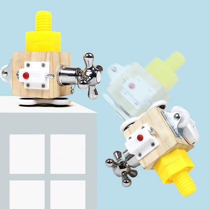 Holzspielzeug-Roboter mit gelbem Kopf, Metallarmen und Rädern auf blauem Hintergrund.